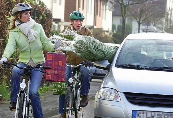 Unverzichtbare weihnachtliche Accessoires können, falsch transportiert, zur Unfallgefahr im Strassenverkehr werden. Foto: Allianz/GP